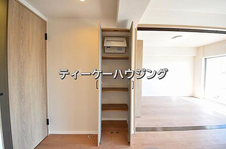 リビングに収納があると助かりますよね。