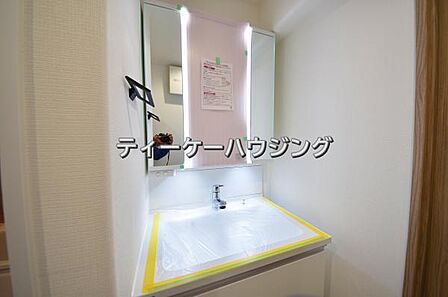 清潔感のあるボウル。開放感ある空間と、十分な大きさの鏡も自慢です。