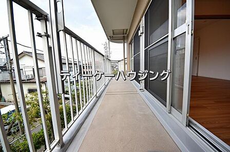 広々したバルコニーは日々の暮らしに、ゆとりと優雅さをもたらしてくれる筈です。