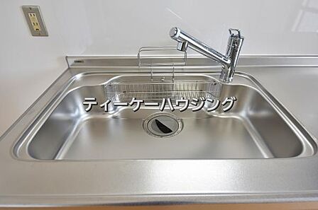 いつでも清潔に、お手入れ楽々なシンク。浄水機能を備えた水栓も魅力です。