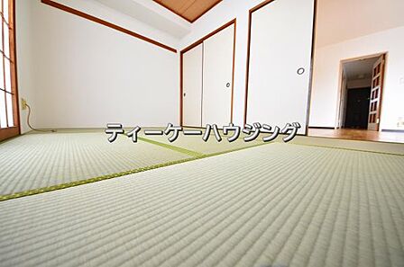 畳には空気が多く含まれているので、空気の層が音を吸収。元気いっぱいの子供さんも伸び伸び遊べます。