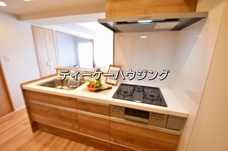 対面式キッチンからはご家族の笑顔を眺めながらお料理して頂けます。毎日の炊事が楽しくなりますね。