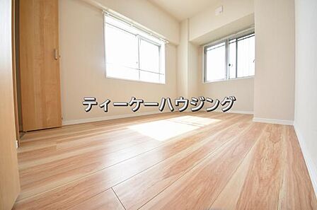 日当たり良好です。2面彩光の明るい居室。