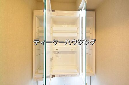 三面鏡の裏には収納がたっぷり。洗面室をすっきりきれいに使えます。