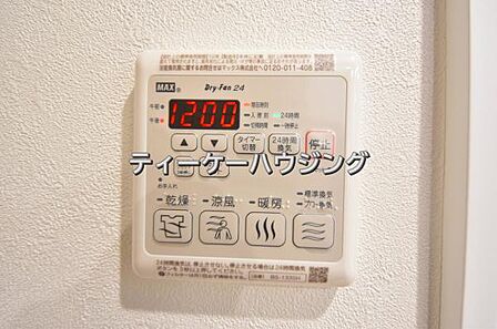 浴室暖房乾燥機がバスルーム内を換気して、カビの発生を抑えます。お洗濯物もよく乾きます。