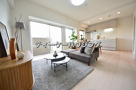 彩光をふんだんに取り入れた明るいリビングは”使いやすい形”にもこだわりました。