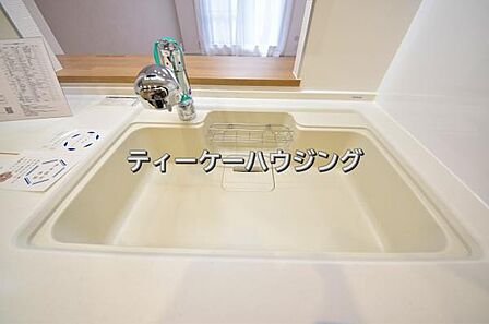 家族と触れ合いを大切にできる対面キッチンです。浄水器付きです。