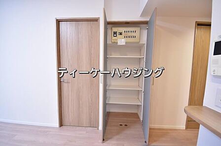 リビングに収納があると助かりますよね。