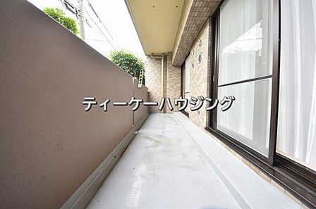 広々したバルコニーは日々の暮らしに、ゆとりと優雅さをもたらしてくれる筈です。