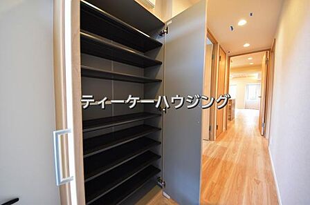 廊下に収納があると助かりますよね。