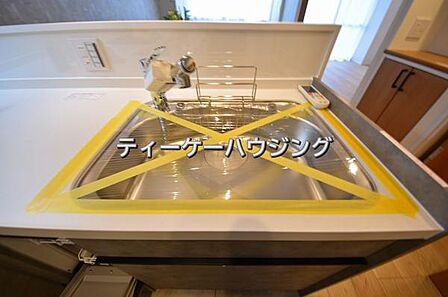 家族と触れ合いを大切にできる対面キッチンです。浄水器付きです。