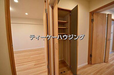 廊下に収納があると助かりますよね。