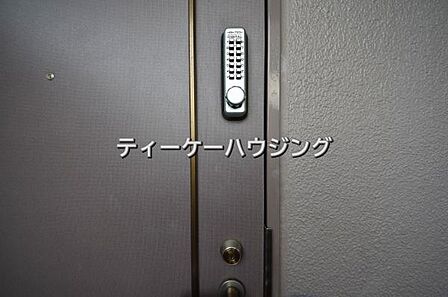 玄関ドアは安心のダブルロック