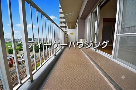 広々したバルコニーは日々の暮らしに、ゆとりと優雅さをもたらしてくれる筈です。