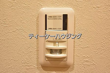 玄関には人感センサー付きの照明を設置しました。