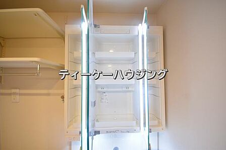 三面鏡の裏には収納がたっぷり。洗面室をすっきりきれいに使えます 