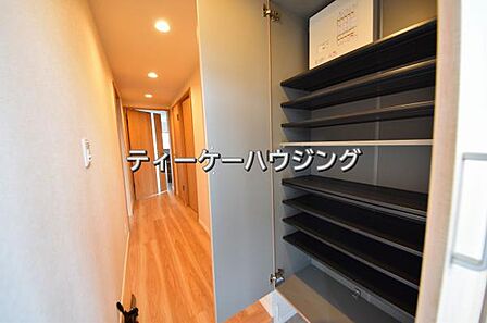収納力たっぷり。ゆとりのシューズボックスにはママのブーツもラクラク入ります。