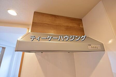 お掃除しやすくいつまでも清潔にお使いいただける手元ライト付き換気扇です。