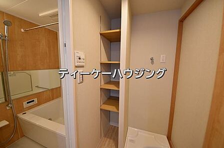 洗面所に収納があると助かりますよね。