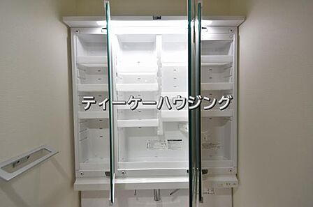 三面鏡の裏には収納がたっぷり。洗面室をすっきりきれいに使えます。