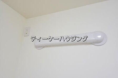 エアコンを設置出来るように先行配管を施しました。