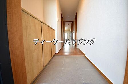 気持ちを整える場所でもある玄関。これなら、明るい気持ちで「いってきます」が言えそうですね。