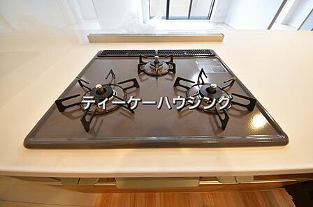 三つの調理が同時に出来てお料理時間を一気に短縮。三口ホーロートップコンロ