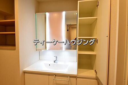 清潔感のあるボウル。開放感ある空間と、十分な大きさの鏡も自慢です。 