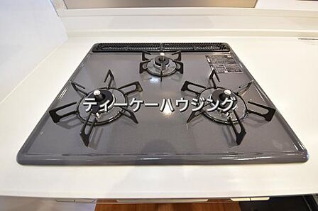 三つの調理が同時に出来てお料理時間を一気に短縮。三口ホーロートップコンロ