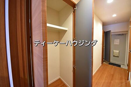廊下に収納があると助かりますよね。