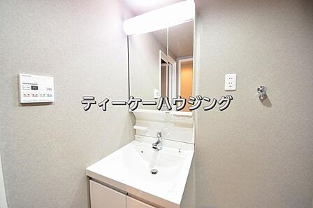 清潔感のあるボウル。開放感ある空間と、十分な大きさの鏡も自慢です。 