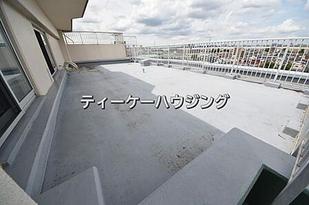 広々したルーフバルコニーは日々の暮らしに、ゆとりと優雅さをもたらしてくれる筈です。 