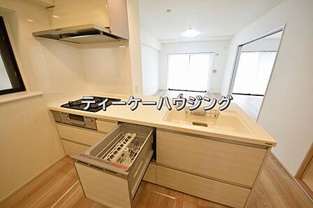 対面式キッチンからはご家族の笑顔を眺めながらお料理して頂けます。毎日の炊事が楽しくなりますね。