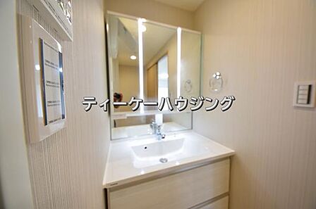 清潔感のあるボウル。開放感ある空間と、十分な大きさの鏡も自慢です。