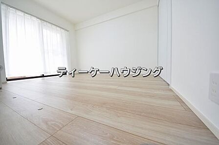 バルコニーに面した明るくて、風通しの良い心地よい洋室です。