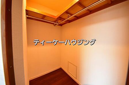 女性に嬉しい大容量のウォークインクローゼット。収納場所を気にせず、ママも安心してオシャレを楽しめます