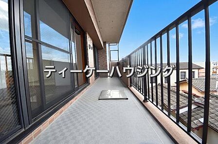 広々したバルコニーは日々の暮らしに、ゆとりと優雅さをもたらしてくれる筈です。