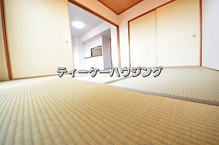 畳には空気が多く含まれているので、空気の層が音を吸収。元気いっぱいの子供さんも伸び伸び遊べます。