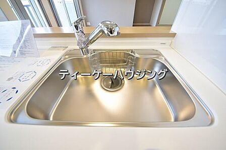 家族と触れ合いを大切にできる対面キッチンです。浄水器付きです。
