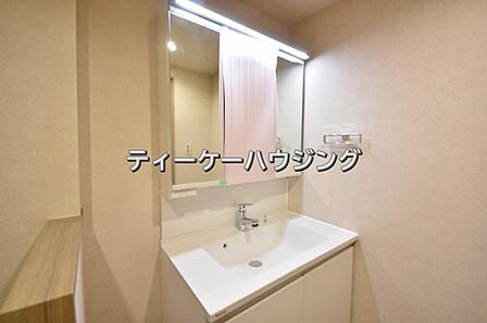 清潔感のあるボウル。開放感ある空間と、十分な大きさの鏡も自慢です。