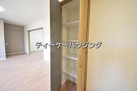 リビングに収納があると助かりますよね。