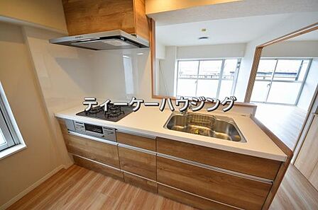 対面式キッチンからはご家族の笑顔を眺めながらお料理して頂けます。毎日の炊事が楽しくなりますね。