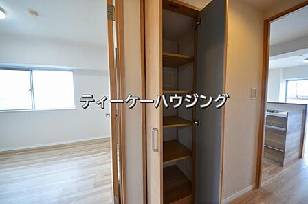 廊下に収納があると助かりますよね。