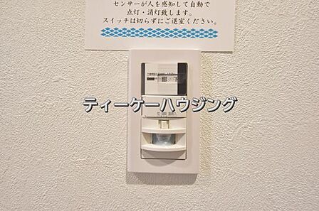 玄関には人感センサー付きの照明を設置しました。