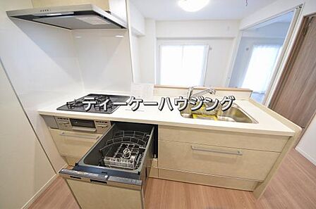 対面式キッチンからはご家族の笑顔を眺めながらお料理して頂けます。毎日の炊事が楽しくなりますね。