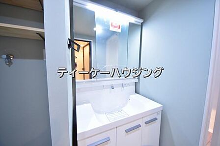 清潔感のあるボウル。開放感ある空間と、十分な大きさの鏡も自慢です。 