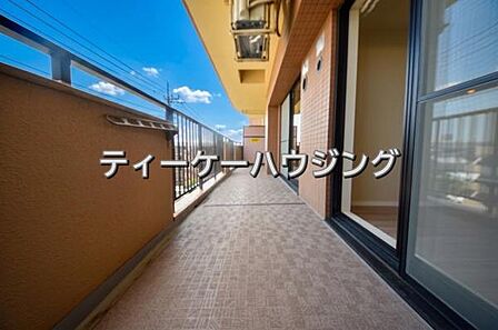 広々したバルコニーは日々の暮らしに、ゆとりと優雅さをもたらしてくれる筈です。 