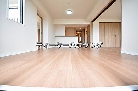 彩光をふんだんに取り入れた明るいリビングは”使いやすい形”にもこだわりました。