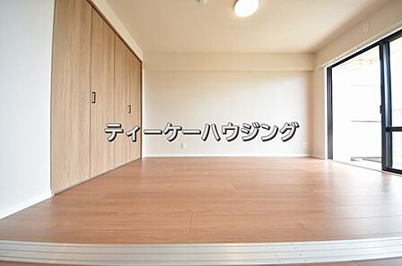 バルコニーに面した明るくて、風通しの良い心地よい洋室です。