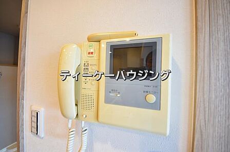 室内から来訪者の確認ができます。モニター付きインターフォン